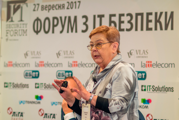 Ирина Ивченко, вице-президент по вопросам информационной безопасности ISACA (киевское отделение) выступает с докладом «Информационная и кибербезопасность – что важнее для отражения кибератак»